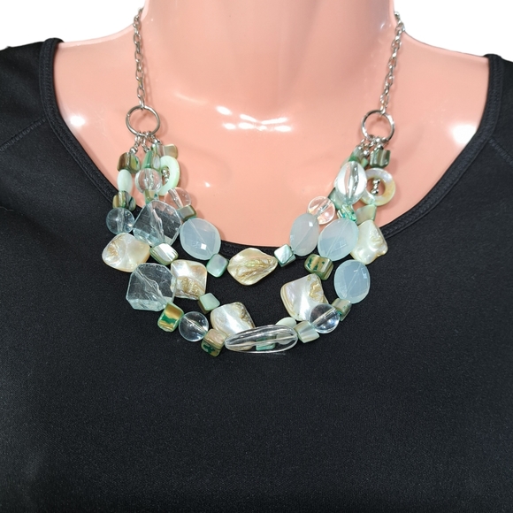 Jewelry - Women's Silver Tone Light Green Faux Mother of Pearls Necklace 10 Inches
